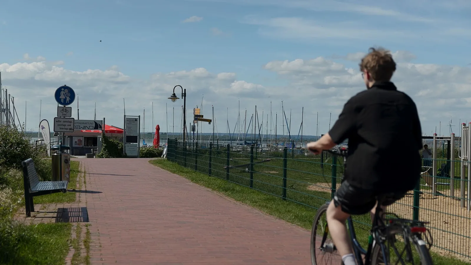 Cycling path and harbor entrance near Dummer See