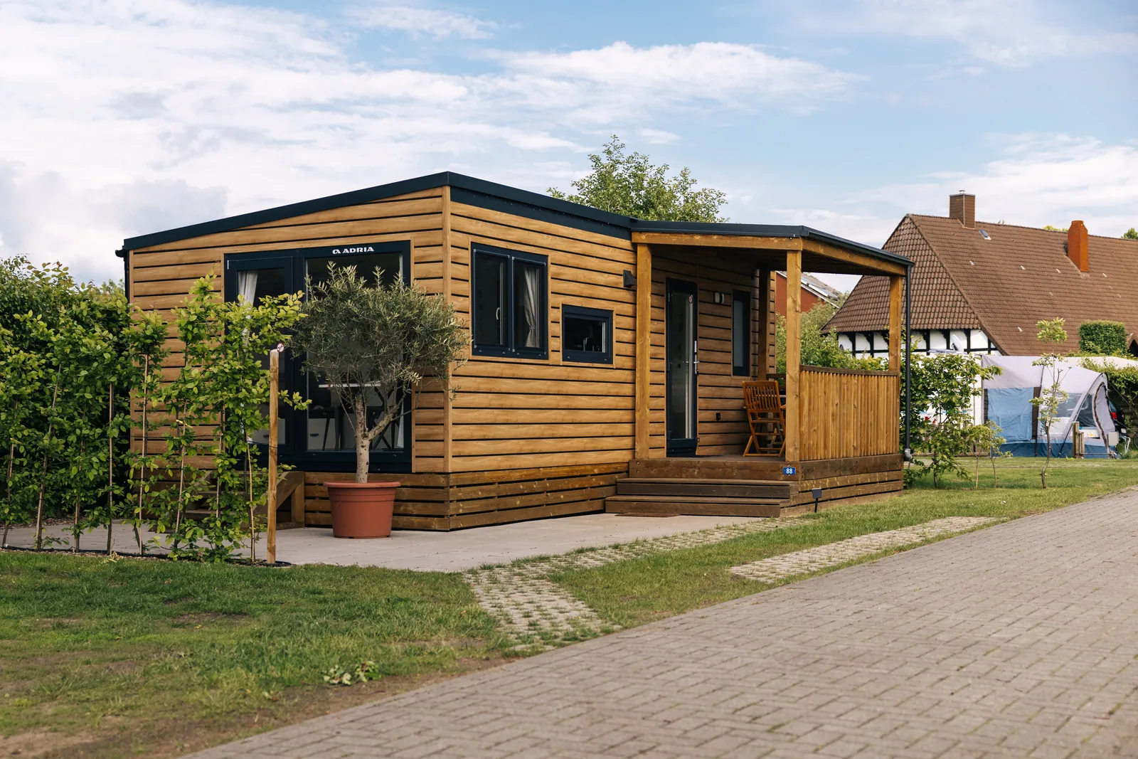 Mobile home exterior with terrace at the campsite